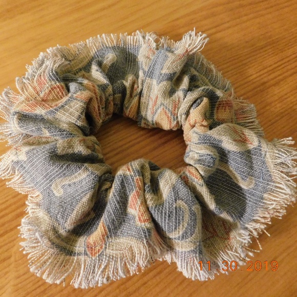 Floral Hair tie Scrunchie Handmaded Eco friendly♻️ - Picture 1 of 3